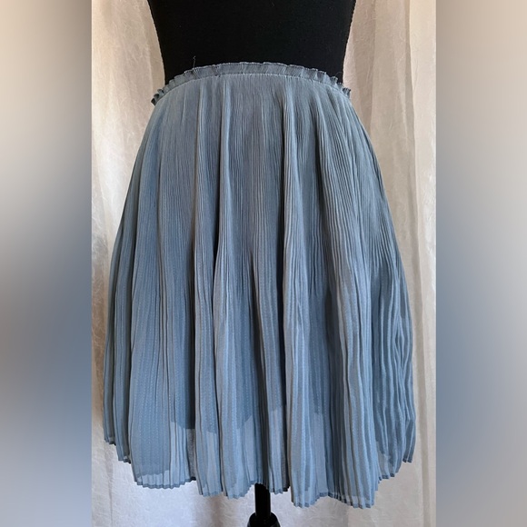 H&M Dresses & Skirts - H&M teal skirt​